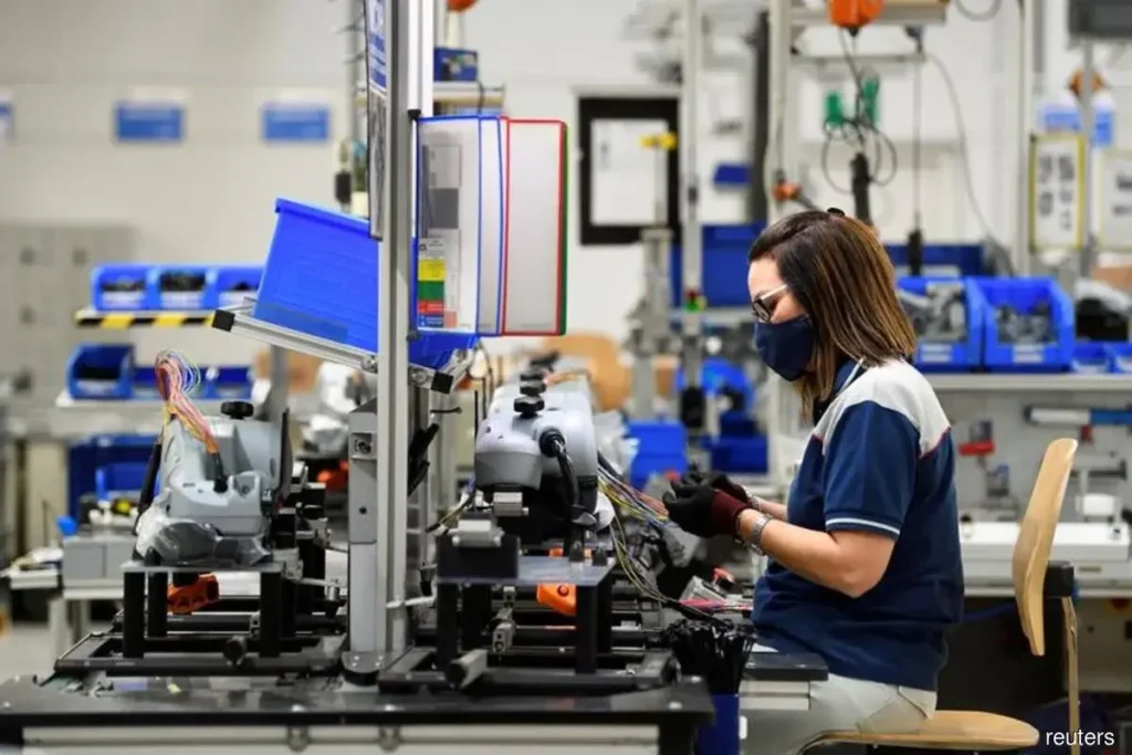 chinas-manufacturing-sector-sees-4-5-growth-in-august-amid-challenges